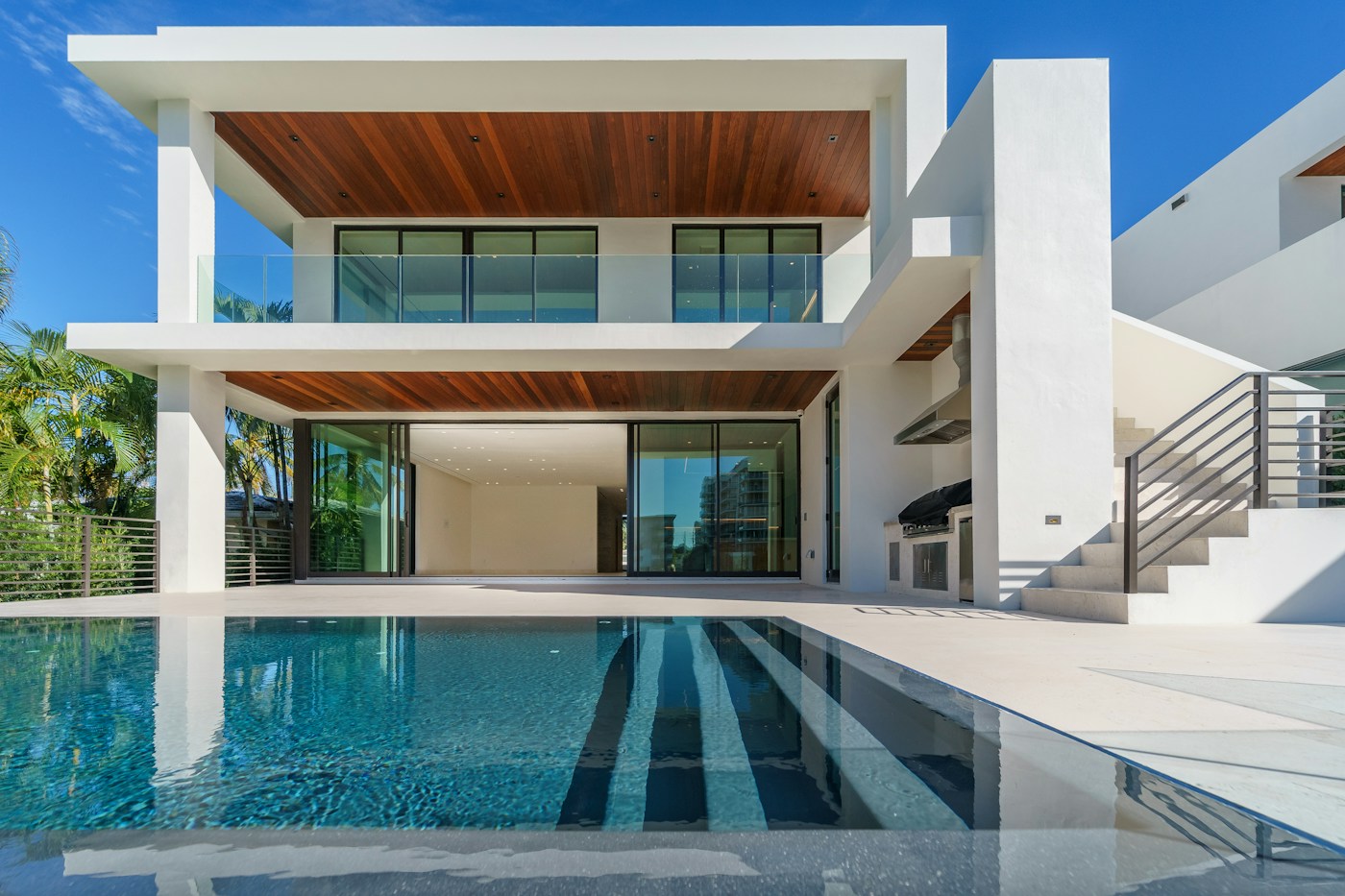 Fotografia de uma moradia contemporânea de luxo com piscina